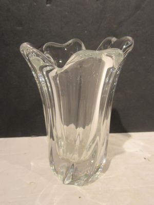 un vase en verre posé sur une table
