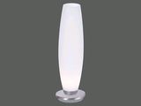 un gros plan d'une lampe posée sur une table, sur fond gris