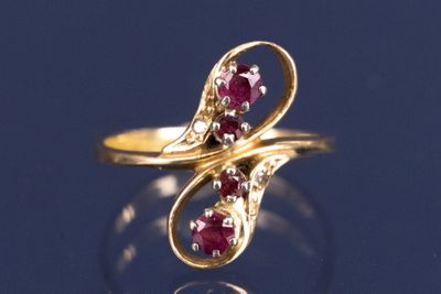 une image d'une bague en or avec une pierre en rubis