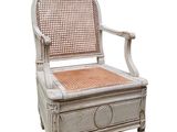 une image représentant une chaise blanche avec une assise en osier sur fond blanc