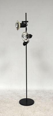 une lampe posée sur un pied noir