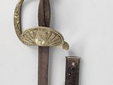une vieille épée avec une poignée en métal et une poignée en bois