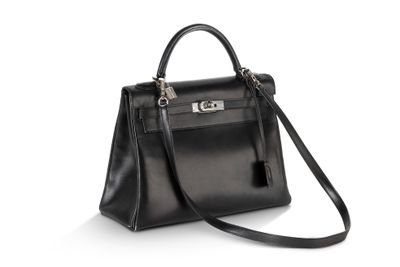 un sac à main en cuir noir sur fond blanc