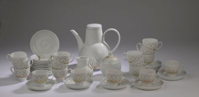 un grand nombre de tasses et de soucoupes posées sur une table