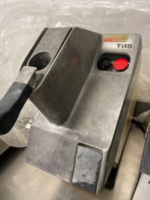 une machine posée sur une table