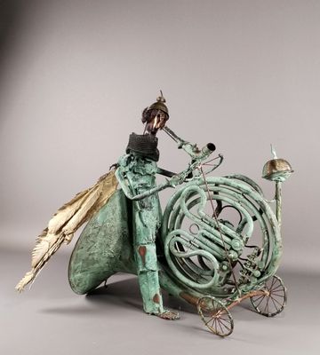 statue représentant une femme à cheval, avec une calèche et un cor français