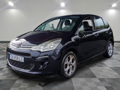 la citrole noire est garée sur un carrelage en damier