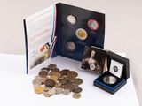un livre sur lequel figure la photo d'une femme tenant une médaille et une pièce de monnaie
