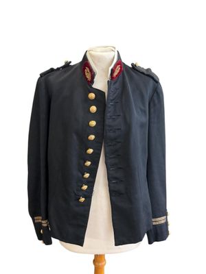 un gros plan d'une veste militaire sur un mannequin