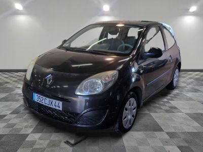la photo d'une petite voiture noire garée sur un sol en damier