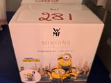 une boîte de figurines de Minions posée sur une table bleue