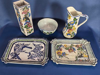 Lot de 5 pièces de forme, en faïence émaillée - Mexique.