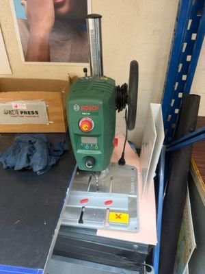 une machine posée sur une table