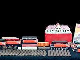 beaucoup de petits trains sur une table avec un cadre photo