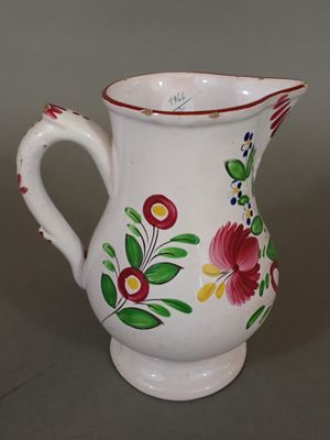 un pichet blanc orné d'un motif floral