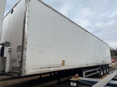 un camion blanc garé sur le bord de la route