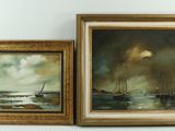 deux tableaux encadrés représentant des bateaux, posés sur une étagère à côté d'un vase