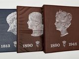 trois livres sur lesquels figurent les photos d'une femme et d'un homme