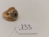 Gros plan sur une bague avec une étiquette de prix.