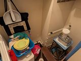 une petite buanderie équipée d'un lave-linge et d'un sèche-linge