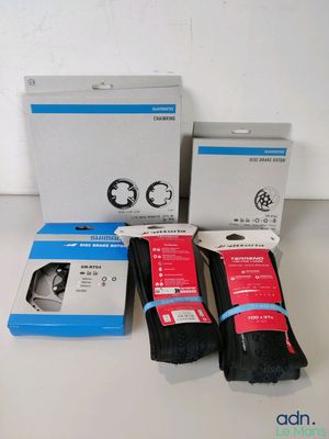 trois paires de chaussettes et une boîte sur la table