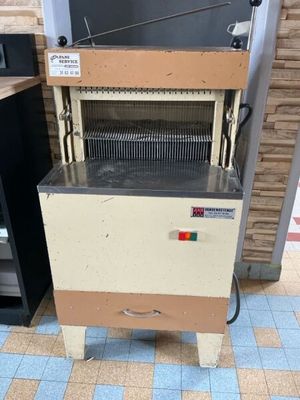a machine that is sitting on the floor in the kitchen