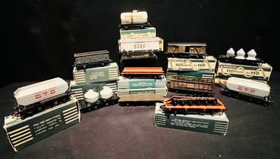 un grand nombre de trains miniatures posés sur une table