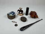 beaucoup de petits objets posés sur la table