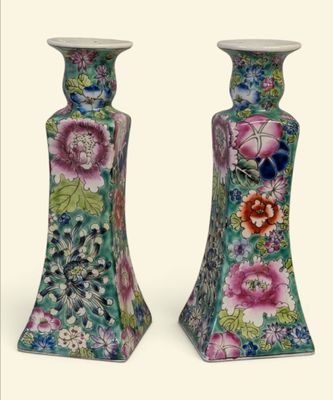 deux vases ornés de fleurs, placés l'un à côté de l'autre