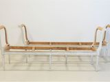 une image représentant un banc en bois et en osier