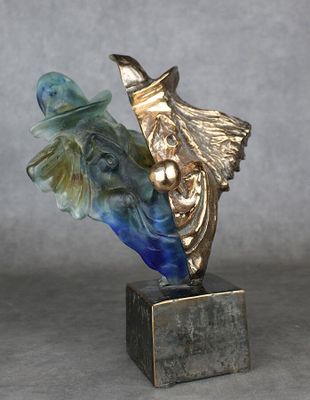 statue d'un éléphant avec un chapeau sur la tête