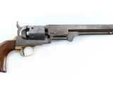 un vieux revolver avec un manche en bois sur fond blanc