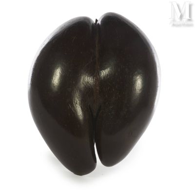 une image représentant un objet en forme de cœur en chocolat sur fond blanc