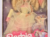 La poupée Barbie se trouve dans sa boîte, avec son emballage, sur la table.