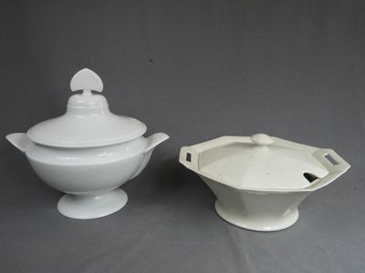 Deux soupières en porcelaine blanche.