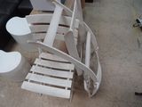 une pile de chaises blanches posées par terre