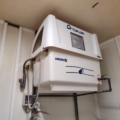 un chauffe-eau suspendu au plafond dans une pièce