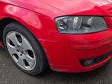 une photo d'une voiture rouge garée sur un parking