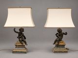 paire de figurines en bronze représentant des chérubins, sur des socles en marbre
