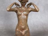 statue en bronze représentant une femme se couvrant les oreilles de ses mains