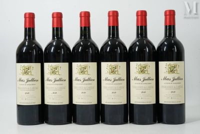 six bouteilles de vin rouge sont alignées