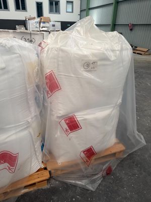 deux palettes de papier toilette blanc posées sur une palette en bois