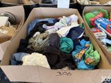 de nombreuses boîtes de vêtements posées sur une table