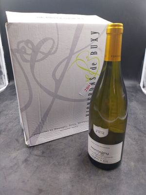 une bouteille de vin à côté d'un carton de vin