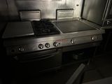 une cuisinière et un four dans la cuisine d'un restaurant