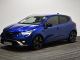 Une voiture bleue est garée sur un sol à damier dans une pièce