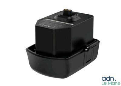 un gros plan d'un chargeur de batterie noir sur fond blanc