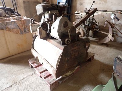 une machine posée sur une palette dans un garage