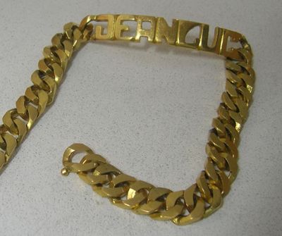 un bracelet en or et un autre bracelet en or posés sur une table