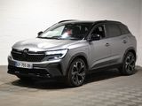Le SUV argenté est garé dans un garage dont le sol est en damier.